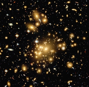 Un cúmulo de galaxias: en el centro de estos enjambres galácticos es dónde se encuentran las galaxias más masivas del Universo cercano